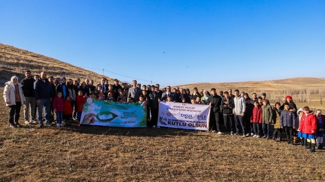 Bayburt'ta öğrenciler ve öğretmenler 300 fidanı toprakla buluşturdu