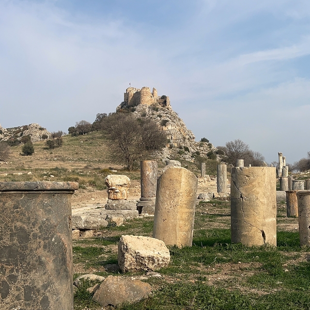 Kastabala Tiyatrosu'ndaki kazılarda yeni masklar ortaya çıkarıldı