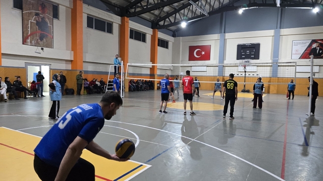 Yüksekova'da 24 kasım öğretmenler günü voleybol turnuvası başladı
