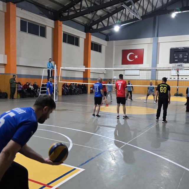 Yüksekova'da 24 kasım öğretmenler günü voleybol turnuvası başladı