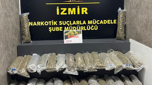 İzmir'de 23 kilo 517 gram uyuşturucu ele geçirildi