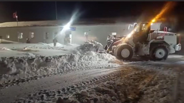 Şırnak'ta gece kar mesaisi devam ediyor