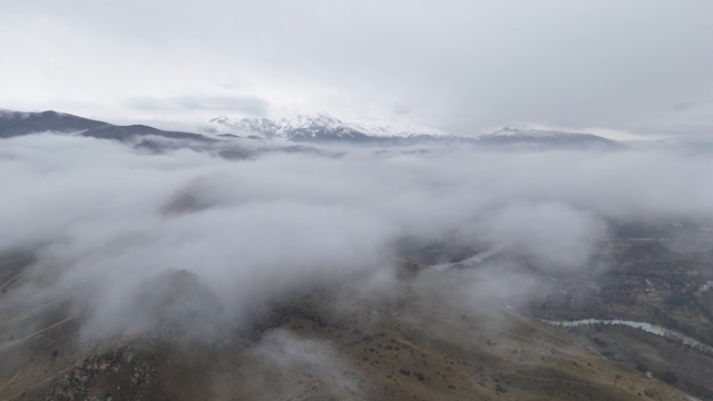 Erzincan'da sis bulutları doğayı masalsı bir görünüme bürüdü
Havadan görüntülenen Munzur'daki sis, seyirlik manzaralar sundu