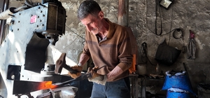 60 yaşındaki usta, 45 yıldır demir dövüyor
Siirtli demir ustası kalfa bulam...