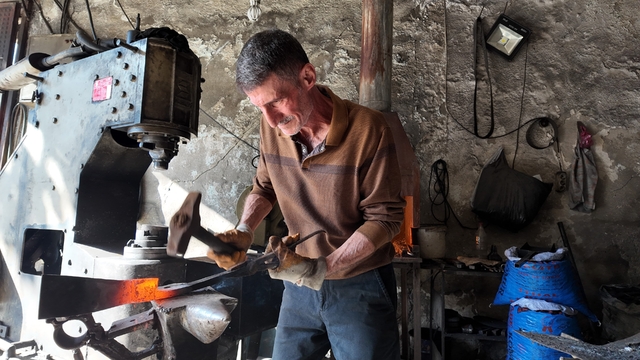 60 yaşındaki usta, 45 yıldır demir dövüyor
Siirtli demir ustası kalfa bulamamaktan yakınıyor