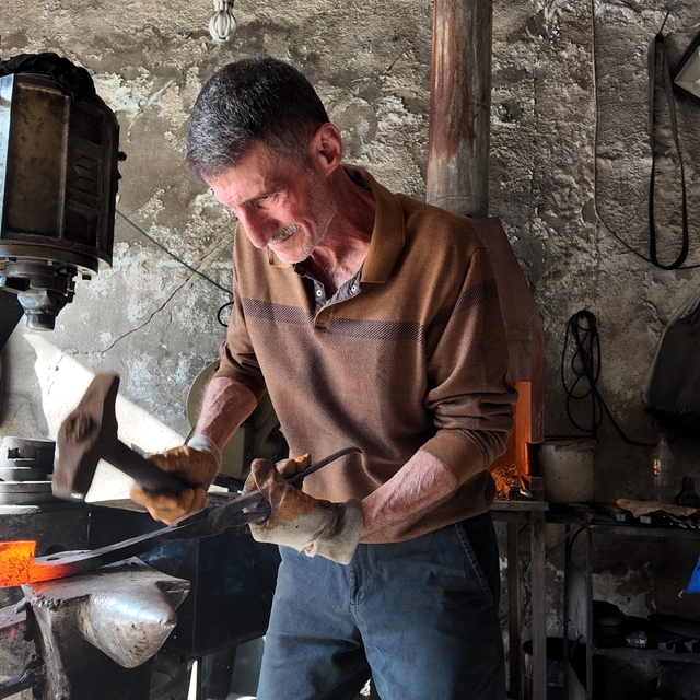 60 yaşındaki usta, 45 yıldır demir dövüyor
Siirtli demir ustası kalfa bulam...