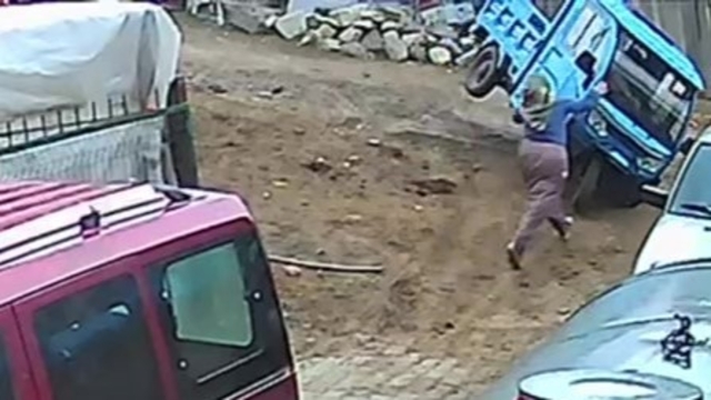 Üç tekerlekli motosiklet dengesi kaybolunca devrildi: Kaza anı kamerada