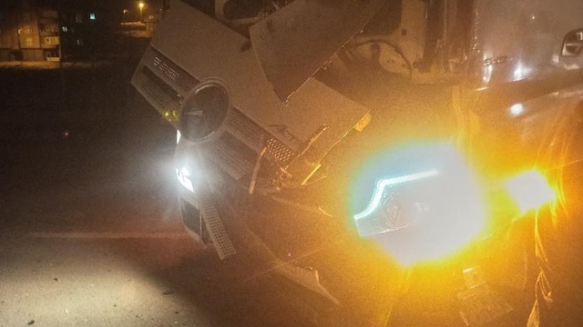 Hakkari'de tır ile minibüs çarpıştı: 1 yaralı