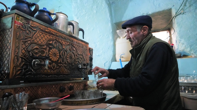 Muş'ta 350 yıllık tarihi çay ocağında 55 yıldır çay demliyor