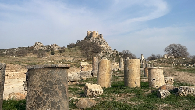 Kastabala Tiyatrosu'ndaki kazılarda yeni masklar ortaya çıkarıldı