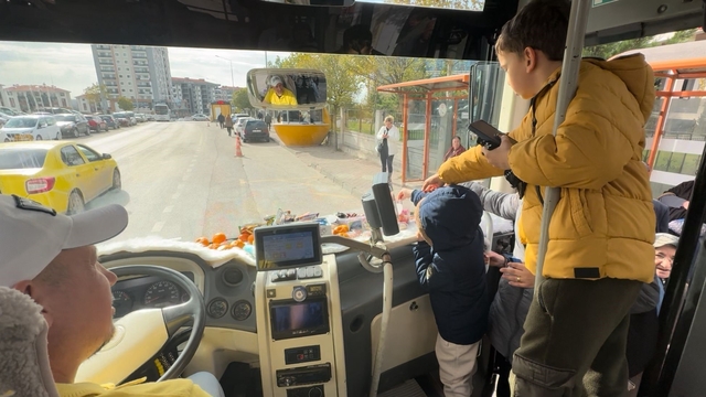 Şoför minibüse binen yolcularına meyve ve şekerleme ikram ediyor