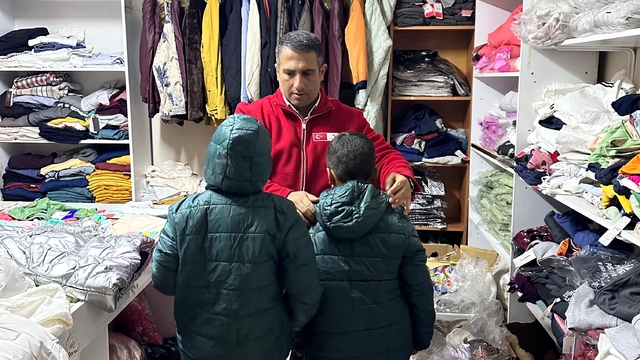 Muradiye'de Kızılay'dan kışlık giyim desteği