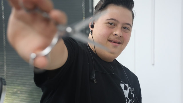 Down sendromlu Şükrü'nün yürek ısıtan tıraşı müşterilerin sevgisini kazandı