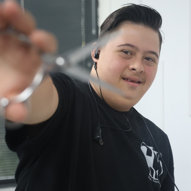 Down sendromlu Şükrü'nün yürek ısıtan tıraşı müşterilerin sevgisini kazandı