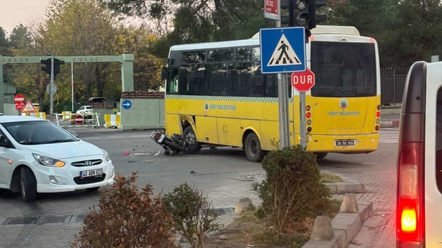 Otobüsle çarpışan motosikletin sürücüsü öldü, kardeşi ağır yaralandı