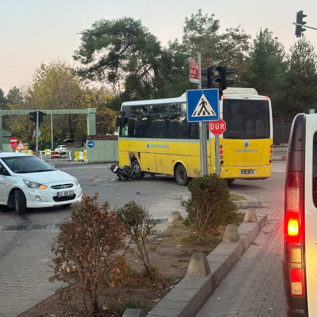 Otobüsle çarpışan motosikletin sürücüsü öldü, kardeşi ağır yaralandı
