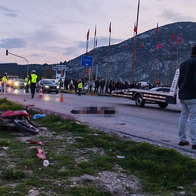 Kırkağaç'ta otomobille çarpışan motosikletli ağır yaralandı