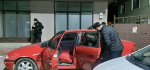 Alkollü sürücü polis uygulamasını görünce otomobili kaldırıma çekti: Üzerin...