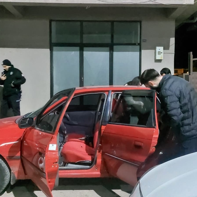 Alkollü sürücü polis uygulamasını görünce otomobili kaldırıma çekti: Üzerin...