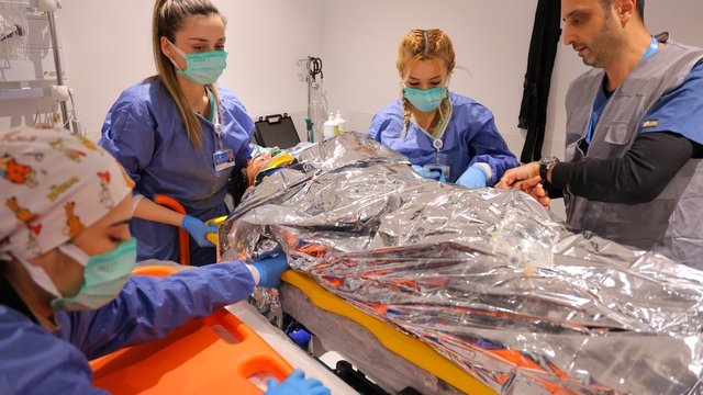 Gerçeğini aratmayan tatbikat: Hasta yakınları sinir krizi geçirdi, güvenlik görevlilerine saldırdı