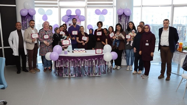 Prematüre bebeklere pastalı kutlama
Sivas Numune Hastanesinde Dünya Prematüre Günü kapsamında düzenlenen etkinlikte, prematüre bebekler ve aileleri sağlık çalışanlarıyla bir araya gelerek bu özel günü pasta keserek kutladı