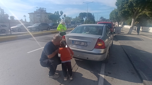 Babasının kazada hasar alan arabasını gören küçük çocuk gözyaşlarına boğuldu
Herkes kazayı bıraktı, küçük çocuğun ağlamasını durdurmaya çalıştı