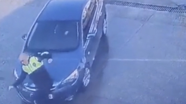 Dikkatsiz sürücünün polise çarpma anı kamerada