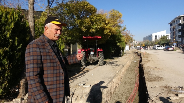 VEDAŞ'ın günlerce açık bıraktığı çukurlar kazalara davetiye çıkarıyor
Van İskele Caddesi'nde bitmeyen çalışma tepkiye neden oldu
Elektrik kesintileri ve açık çukurlar mağduriyet oluşturuyor