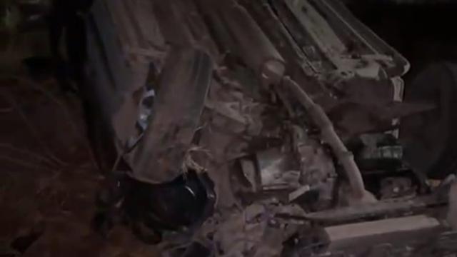 Devrilen otomobildeki kadın öldü, eşi ve oğlu yaralandı