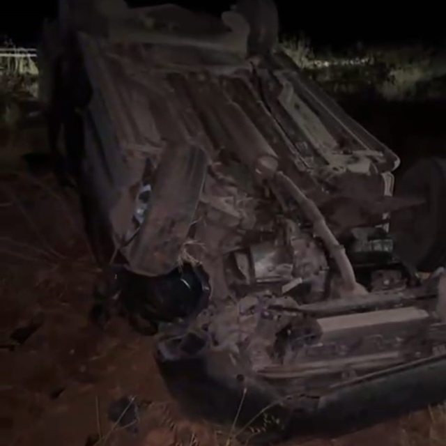 Devrilen otomobildeki kadın öldü, eşi ve oğlu yaralandı