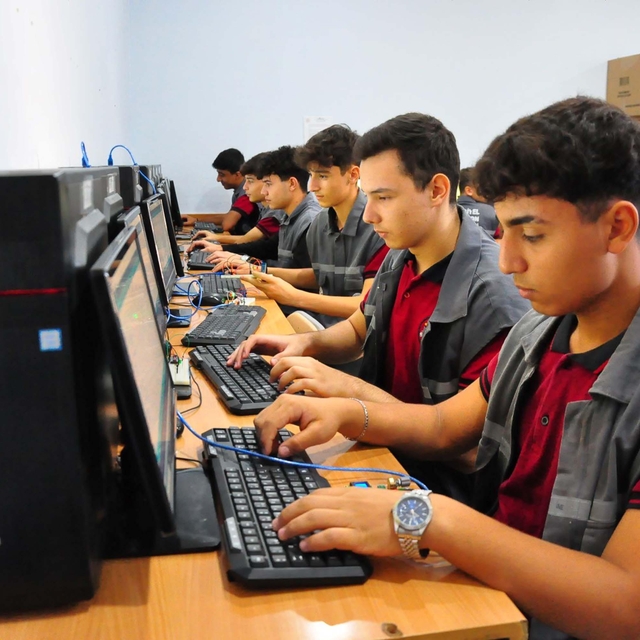 Lise öğrencileri hem kazanıyor hem kazandırıyor