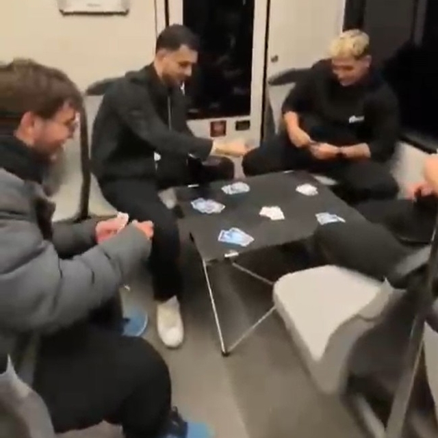 Metroda masa kurup oyun oynadılar