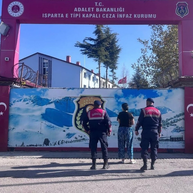 Isparta'da silahlı tehdit suçundan aranan hükümlü yakalandı