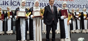 Sakarya'da 27 öğrenci icazet merasiminde hafızlık belgelerini aldı