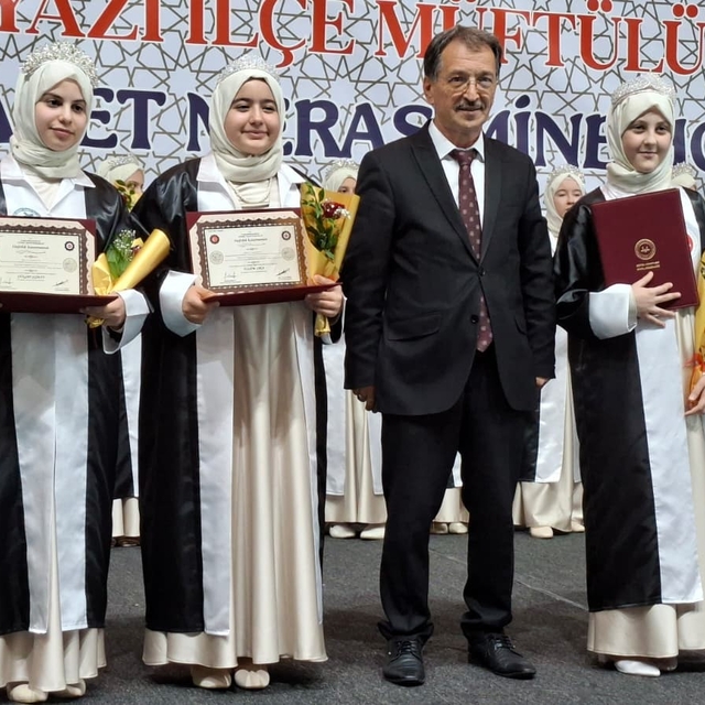 Sakarya'da 27 öğrenci icazet merasiminde hafızlık belgelerini aldı