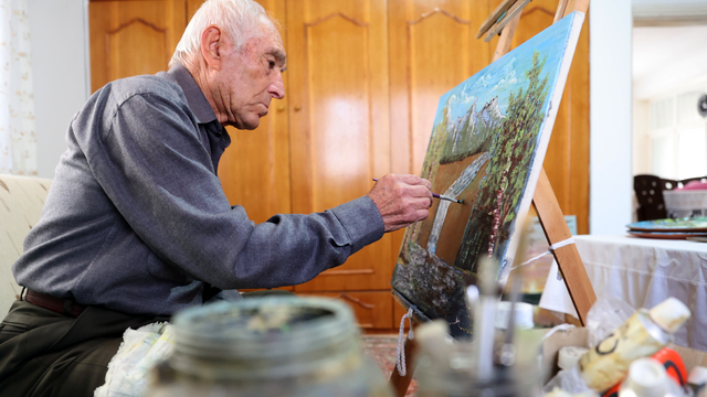 Emekli pilot resim tutkusunu emekliliğinde de sürdürüyor