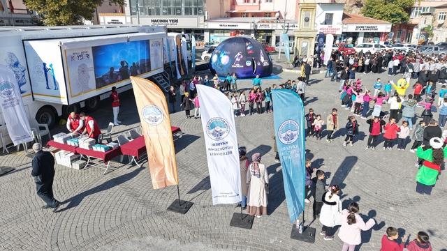 Büyükşehir'in Bilim ve Teknoloji Hizmeti Mobil Dijital Gençlik Merkezinin ilk durağı İncesu oldu