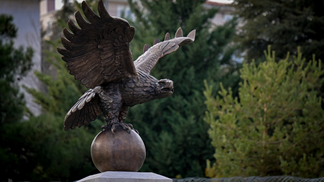 Türk birliğini simgeleyen "Tuğrul Kuşu" heykeli için 650 kilogram bronz kullanıldı