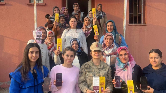 Van'da jandarma ekipleri KADES uygulamasını tanıttı