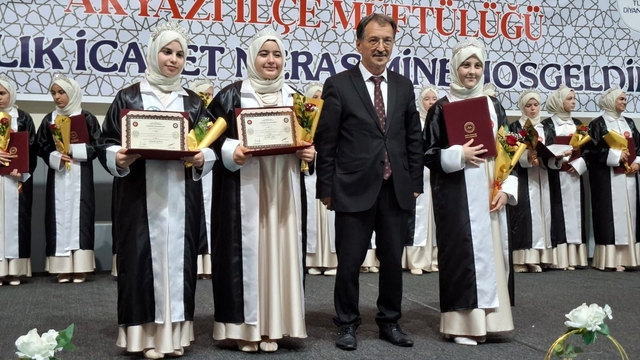 Sakarya'da 27 öğrenci icazet merasiminde hafızlık belgelerini aldı