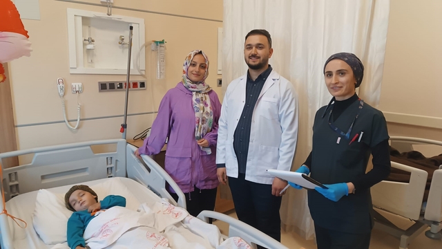 Batman'da kek ve ceviz parçası akciğerine kaçtı
Zamanla yarışılan ameliyatla 2 yaşındaki minik hasta yeniden nefes aldı