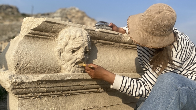 Kastabala Antik Kenti'nde filozof tasvirli mask bulundu