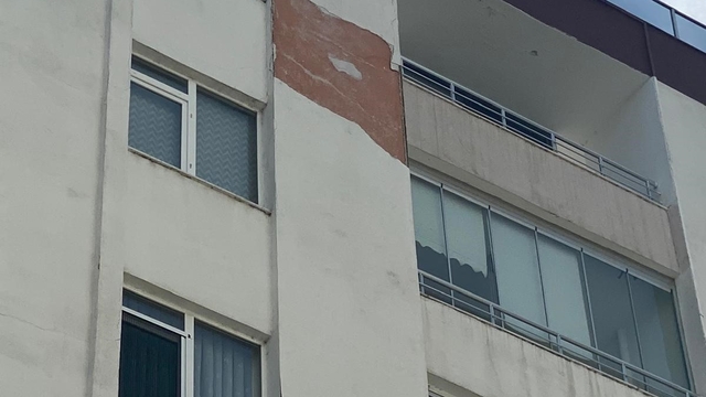 Binadan düşen sıva parçaları tehlike saçıyor