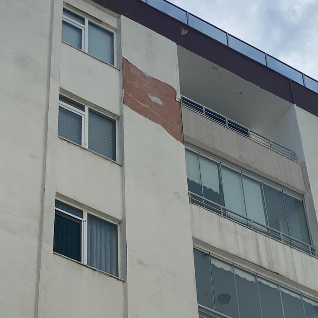 Binadan düşen sıva parçaları tehlike saçıyor