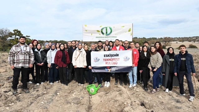 Anadolu Üniversitesi öğrencileri 200 fidanı toprakla buluşturdu