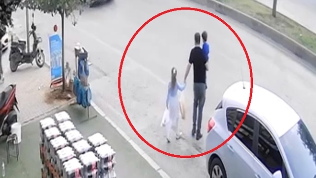 Ters yönde ilerleyen forkliftin çarptığı baba ve 2 çocuğu yaralandı