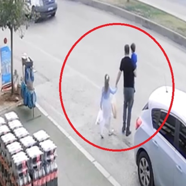 Ters yönde ilerleyen forkliftin çarptığı baba ve 2 çocuğu yaralandı