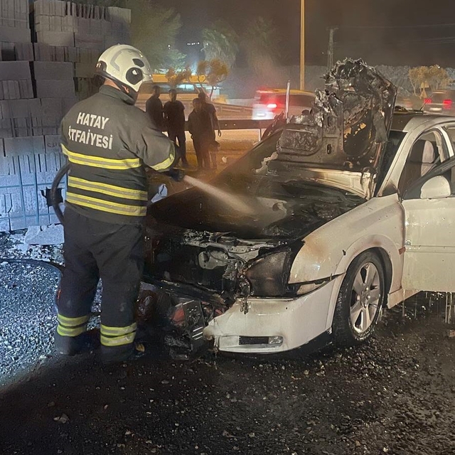 Antakya'da otomobilin motor kısmı yandı