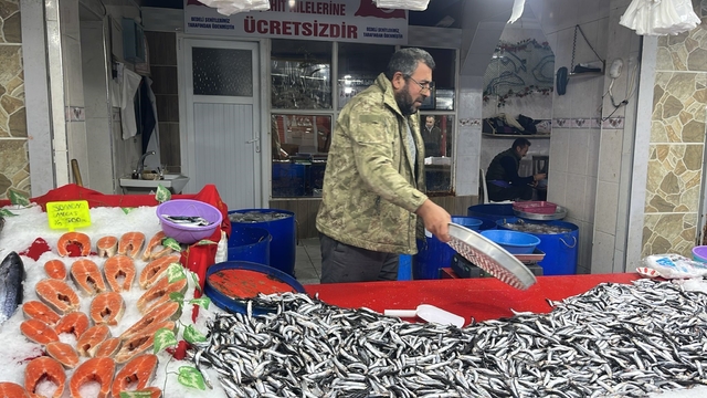 Tavşanlı balık pazarında en çok hamsi ilgi görüyor