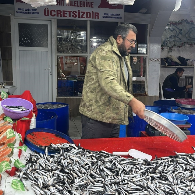 Tavşanlı balık pazarında en çok hamsi ilgi görüyor